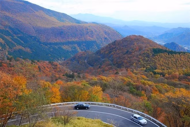 Cung đường Irohazaka quanh co được đặt tên như vậy vì nó bao gồm 48 khúc cua tay áo. Mỗi một khúc cua lần lượt được gắn cho một k‎í tự trong 48 ký tự của bảng chữ cái tiếng Nhật. Con đường hẹp nhiều góc cua đã được hiện đại hóa trong những năm qua , nó được bảo vệ và nâng cấp liên tục nhất là giữ đúng số lượng của các khúc cua.