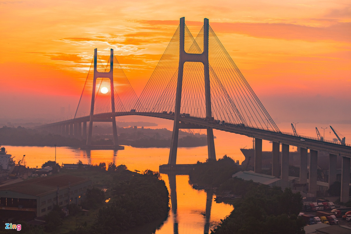 Cầu Phú Mỹ bắc qua sông Sài Gòn, nối quận 2 và quận 7, thuộc đường vành đai ngoài của TP.HCM. Công trình có chiều dài hơn 2.000 m với 6 làn xe. Đây là cầu dây văng lớn nhất TP.HCM, được khánh thành vào ngày 2/9/2009.