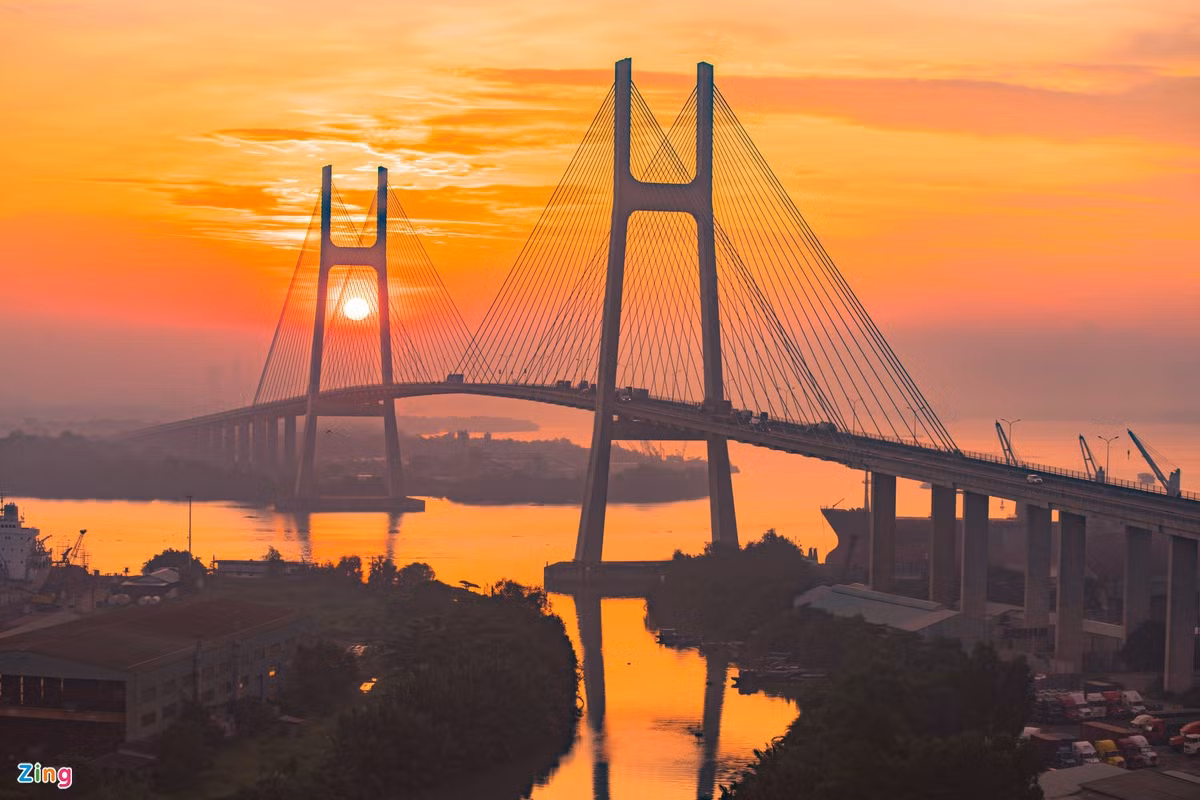 Cầu Phú Mỹ bắc qua sông Sài Gòn, nối quận 2 và quận 7, thuộc đường vành đai ngoài của TP.HCM. Công trình có chiều dài hơn 2.000 m với 6 làn xe. Đây là cầu dây văng lớn nhất TP.HCM, được khánh thành vào ngày 2/9/2009.