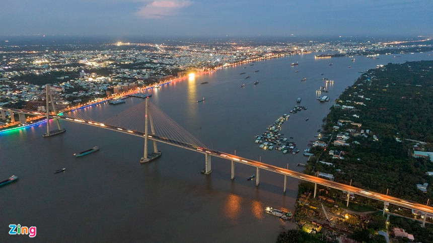 Trung tâm Kỷ lục Việt Nam đã giao giấy xác lập kỷ lục cho cầu Rạch Miễu là "Cây cầu dây văng đầu tiên do người Việt Nam thiết kế và thi công". Đây là cây cầu dây văng nối liền hai tỉnh Tiền Giang và Bến Tre. Ảnh: Phạm Ngôn.