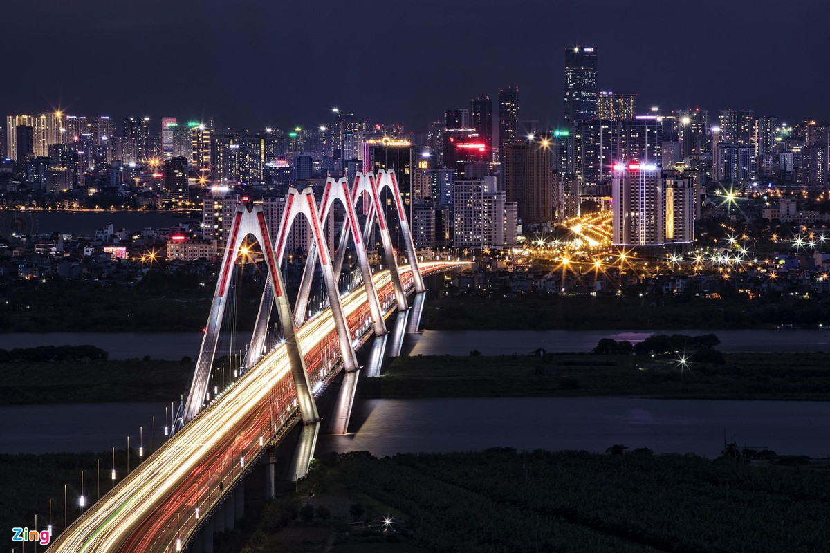 Nhật Tân, cây cầu dây văng dài nhất Việt Nam, bắc qua sông Hồng đoạn Hà Nội, nối quận Tây Hồ với huyện Đông Anh. Cầu Nhật Tân và đường hai đầu cầu có tổng chiều dài 8,93 km với quy mô 8 làn xe chạy. Đây cũng là một trong số ít cầu dây văng liên tục nhiều nhịp trên thế giới. Ảnh: Vũ Minh Quân.