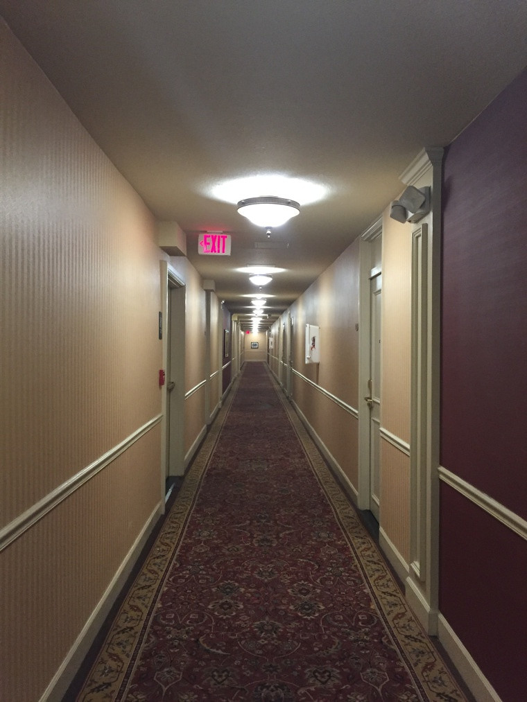 Lời đồn đoán cho rằng Annalisa Netherly, cô gái ám ảnh căn phòng không thích đàn ông và những người hút thuốc. Các vị khách trước đây từng lưu trú tại phòng nói rằng họ cảm giác như đang bị theo dõi và nghe thấy những tiếng động lớn suốt đêm.