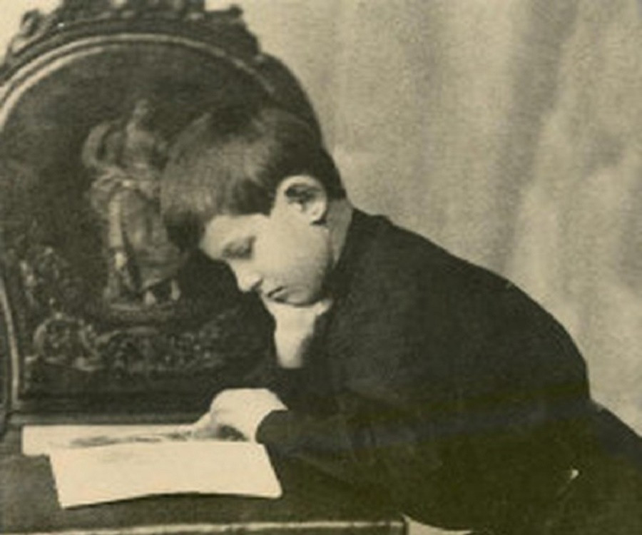 William James Sidis (1898-1944) là công dân người Mỹ. Ông nổi danh là thần đồng, sở hữu IQ khoảng 250 đến 300, được ghi nhận là người thông minh nhất thế giới.