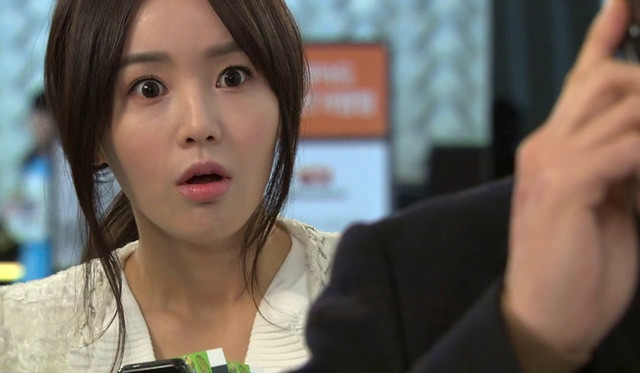 Dang “vui ve” nghe tieng dong la, sung sot voi hanh dong cua me chong