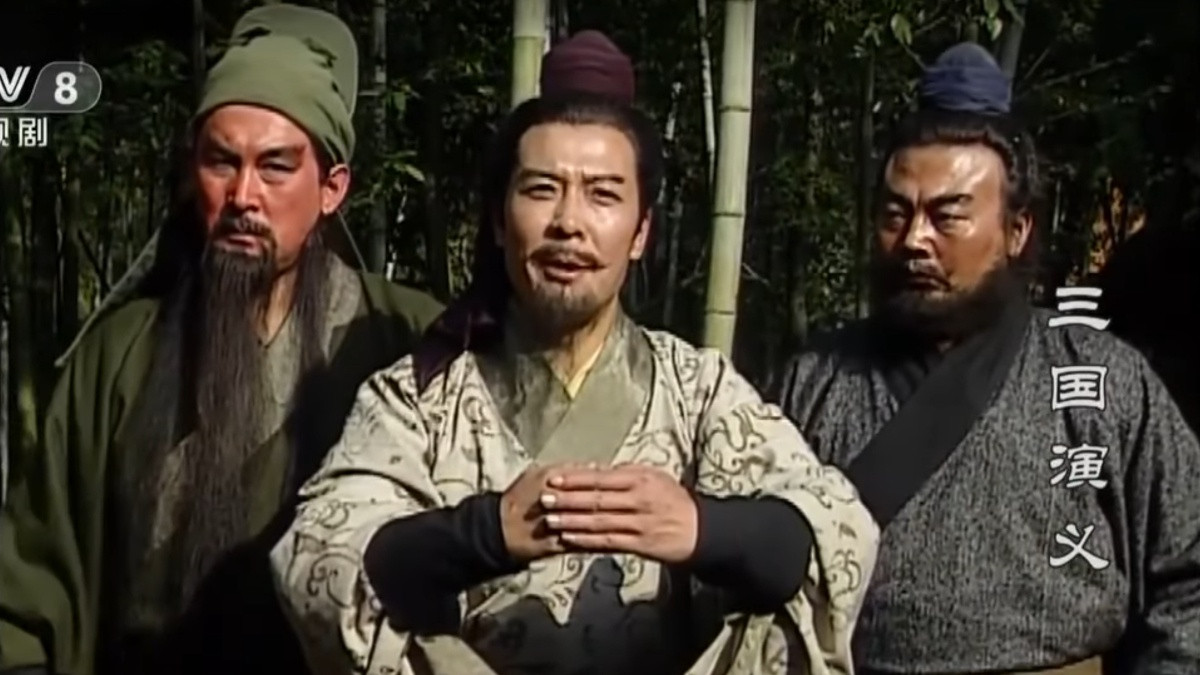 Sách Tam Quốc chí ghi: “Tiên Chủ là người cương nghị, khoan hòa, nhân hậu, hiểu lòng người kính kẻ sĩ, có phong độ của Hán Cao Tổ (Lưu Bang), có khí chất của bậc anh hùng. Đến lúc trao việc nước, thác con côi cho Gia Cát Lượng mà lòng không ngờ vực, tin rằng vua tôi đều chí công, là điều chưa từng thấy xưa nay vậy”. Tào Tháo từng nói: "Ngày nay anh hùng trong thiên hạ, chỉ có sứ quân (Lưu Bị) và Tháo này vậy. Lũ Bản Sơ (Viên Thiệu) chẳng đáng kể đến." Câu nói của Tào Tháo mang ý dò xét, cũng cho thấy Tào Tháo đánh giá rất cao tài năng của Lưu Bị. Ảnh: Tạo hình Lưu Bị trong phim "Tam Quốc Diễn Nghĩa".