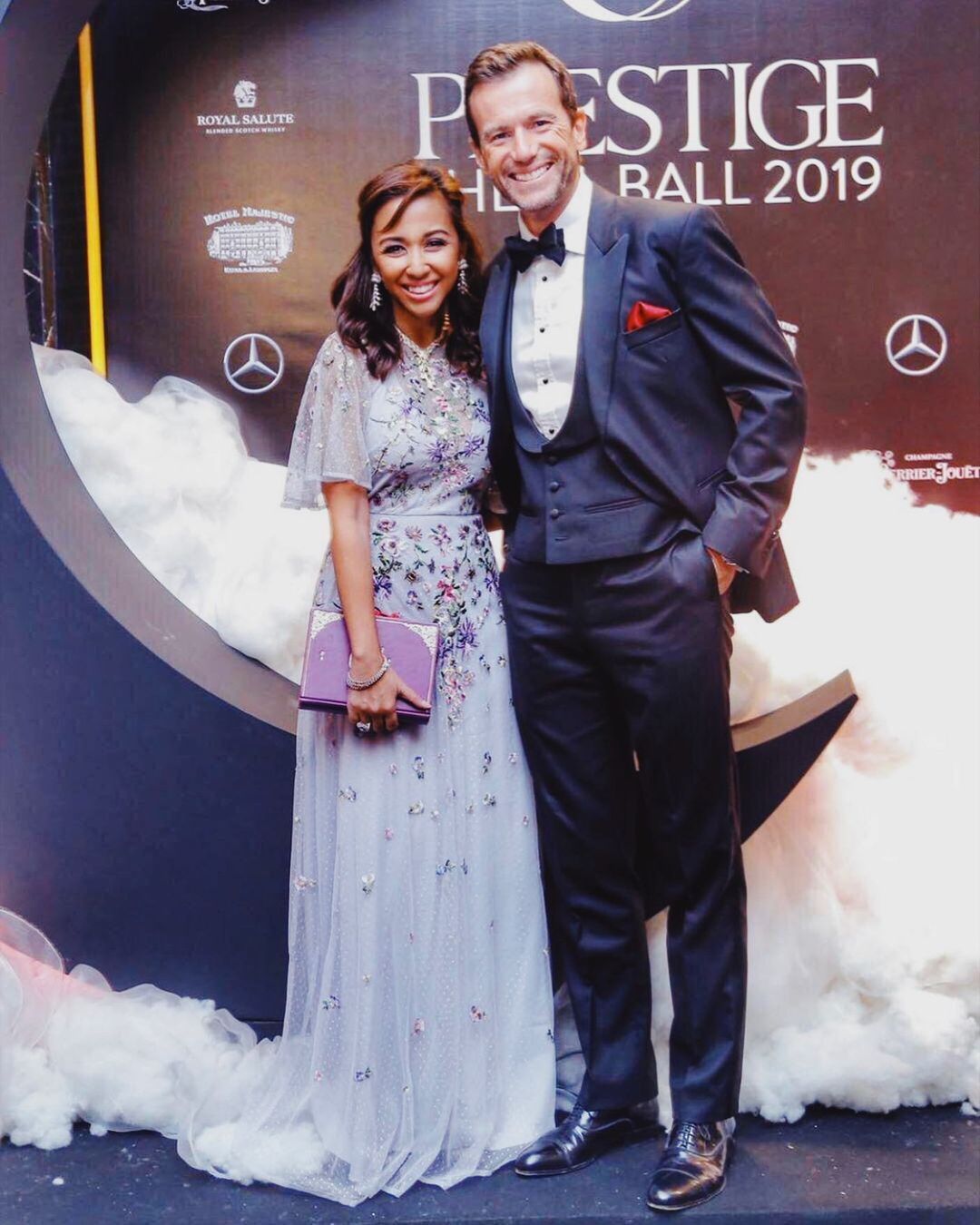 Có chung sở thích thể thao, cặp vợ chồng thường xuyên được bắt gặp chạy bộ cùng nhau ở Kuala Lumpur. Năm 2010, Mennesson từng viết sách về vợ.