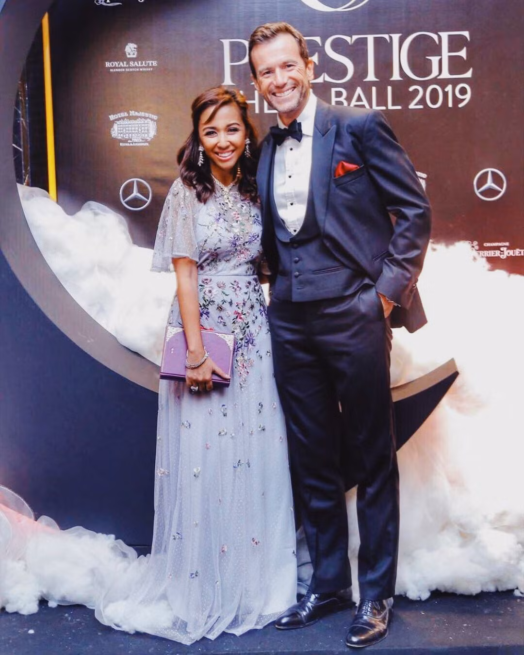 Có chung sở thích thể thao, cặp vợ chồng thường xuyên được bắt gặp chạy bộ cùng nhau ở Kuala Lumpur. Năm 2010, Mennesson từng viết sách về vợ.