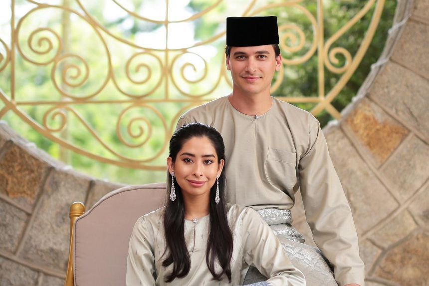 Dennis Verbaas (người Hà Lan) được công chúng Malaysia biết đến khi kết hôn với công chúa Tunku Aminah Sultan Ibrahim của bang Johor. Anh từng là cầu thủ bóng đá chuyên nghiệp và giám đốc tiếp thị của câu lạc bộ bóng đá Tampines Rovers tại Singapore.