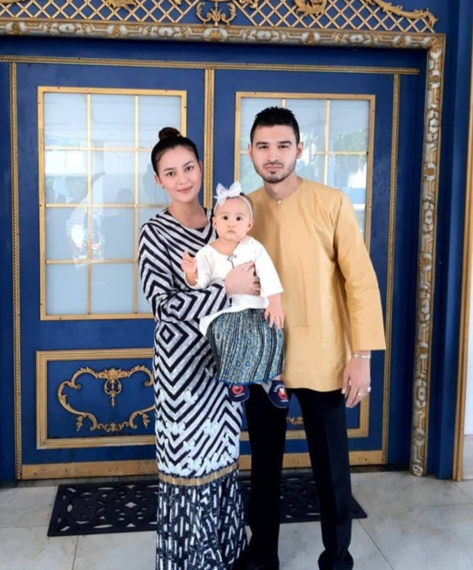 Sau khi làm dâu hoàng gia, Juliana Evans vẫn duy trì sự nghiệp riêng, thường xuyên tham gia các chương trình giải trí và điều hành thương hiệu trang sức riêng.