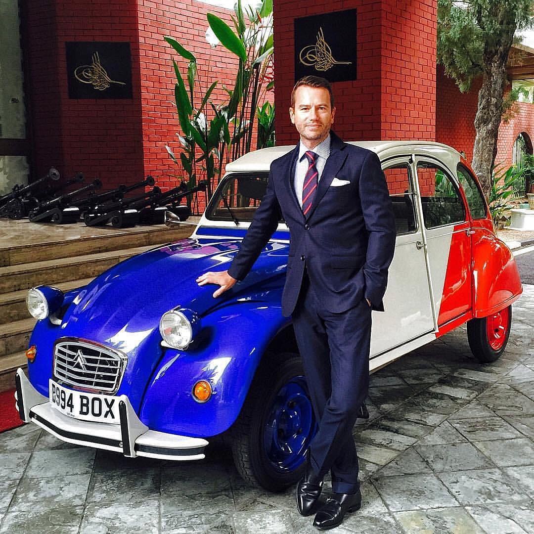 Aubry Mennesson (người Pháp) từng là vận động viên đua xe đạp và chạy marathon trước khi kết hôn với Tengku Zatashah, công chúa bang Selangor.