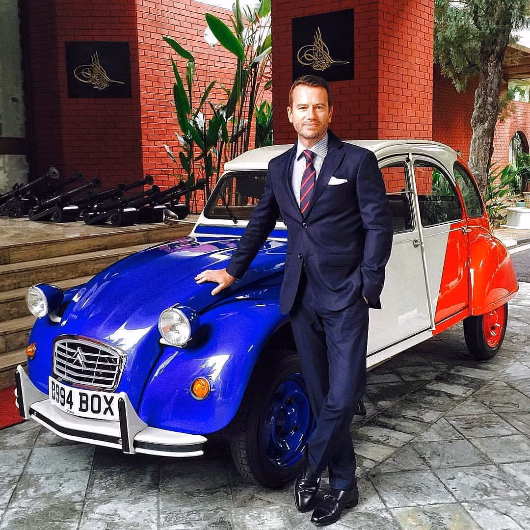 Aubry Mennesson (người Pháp) từng là vận động viên đua xe đạp và chạy marathon trước khi kết hôn với Tengku Zatashah, công chúa bang Selangor.