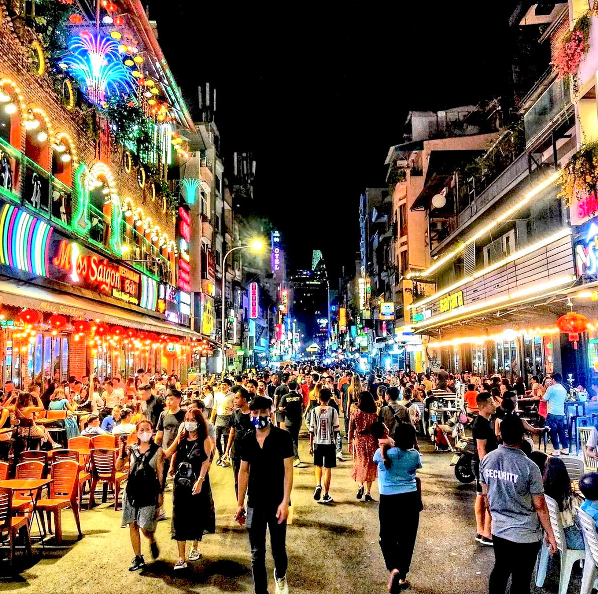 Phố đi bộ Bùi Viện trải dài trên các con đường Bùi Viện, Đề Thám, Phạm Ngũ Lão, Đỗ Quang Đẩu thuộc quận 1. Nơi đây được xem là khu phố Tây nổi tiếng và sầm uất nhất Việt Nam. Con phố "không bao giờ ngủ" này thu hút du khách trong nước và quốc tế bởi nhiều dịch vụ vui chơi, giải trí như quán bar, nhà hàng...