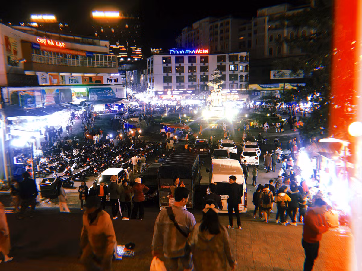 Chợ đêm Đà Lạt tại Lâm Đồng còn được gọi là chợ Âm Phủ. Thực tế, dù nổi tiếng là chợ đêm, khu này vẫn mở cả ban ngày. Chợ đêm Đà Lạt chỉ bắt đầu nhộn nhịp sau khoảng 17h với vô số hàng quán ăn vặt như sữa đậu, bánh tráng nướng, súp, kem bơ hay đồ nướng xiên que... Ảnh: Khánh Vân.