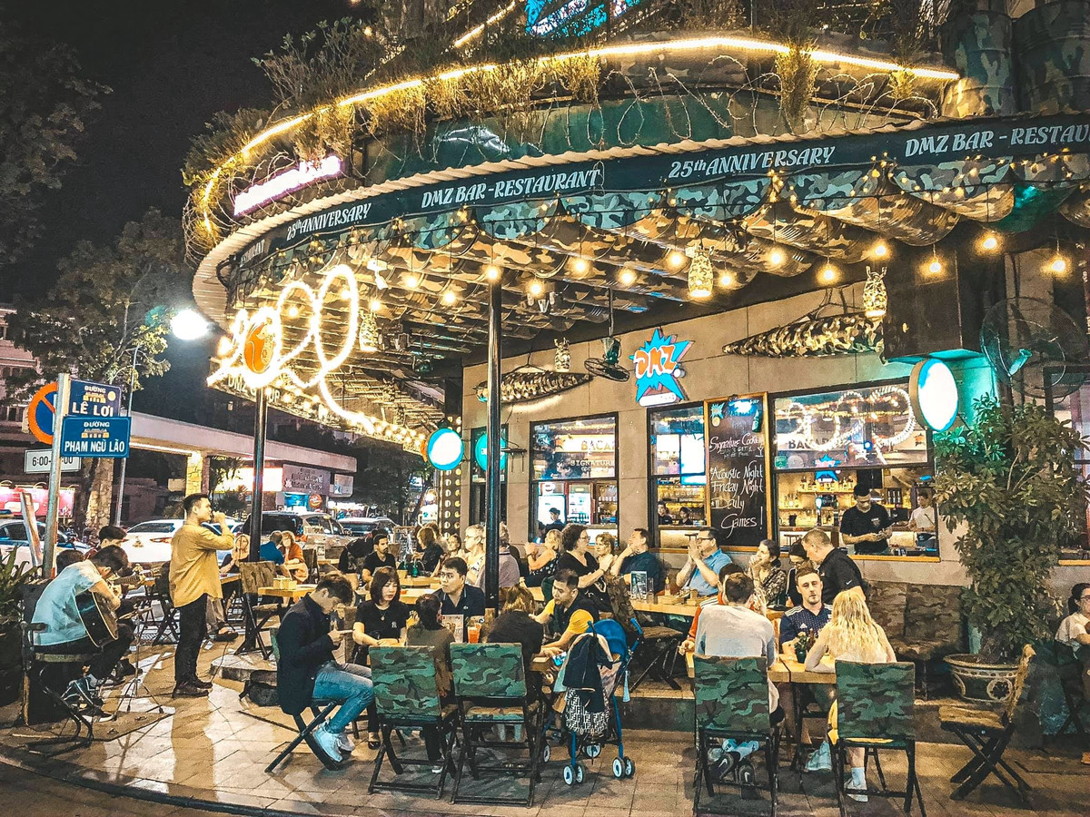 Phố Tây trải dài trên 3 tuyến đường Phạm Ngũ Lão, Chu Văn An và Võ Thị Sáu là địa điểm sầm uất, tập trung giới trẻ ở Huế nhiều nhất. Mọi hoạt động tại đây đều kéo dài đến đêm muộn giúp du khách có thêm trải nghiệm khác lạ tại mảnh đất cố đô. Bạn cũng có thể thưởng thức ẩm thực, thư giãn tại một số quán pub, cà phê nhạc sống... ở khu vực này.