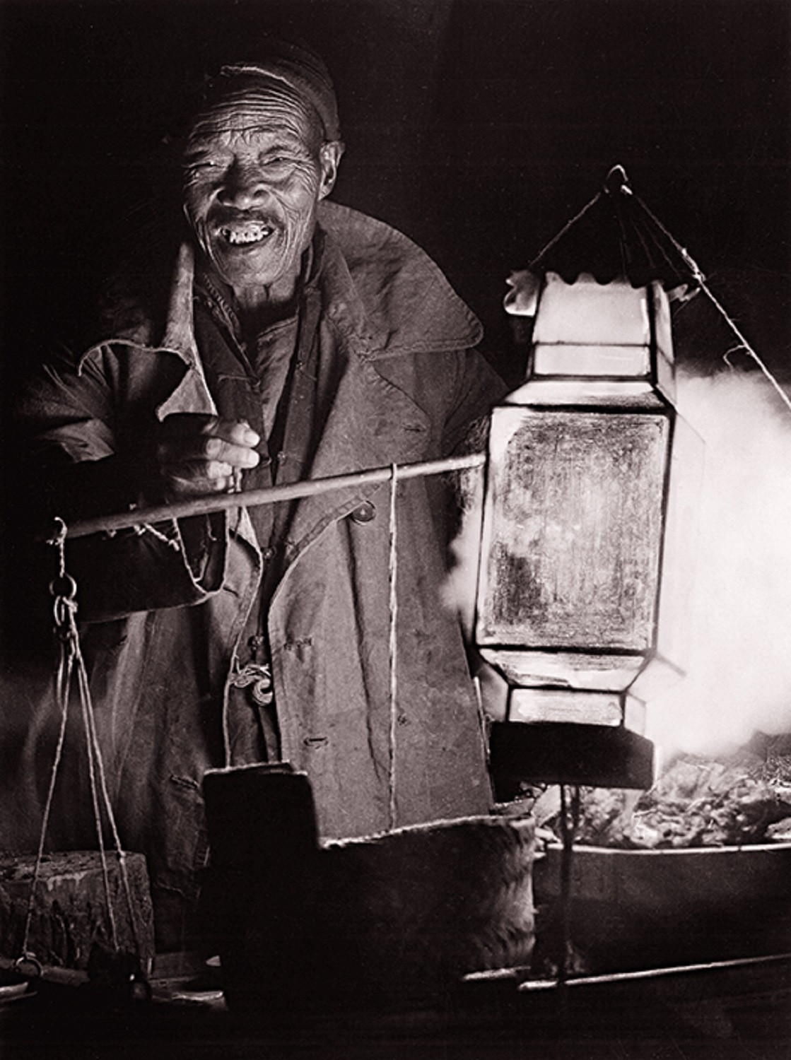 Một người đàn ông bán hàng rong vào buổi đêm ở Bắc Kinh.