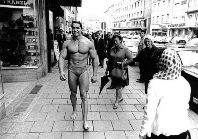 Arnold Schwarzenegger đi bộ ở Munich, khoe thân hình và thu hút mọi người đến phòng tập thể dục, tháng 11/1967.