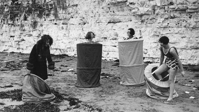 Các cô gái thay đồ trên bãi biển, năm 1929.