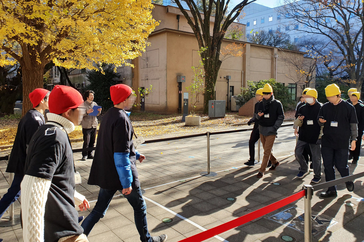 Tac hai cua viec cam mat vao dien thoai khi di bo