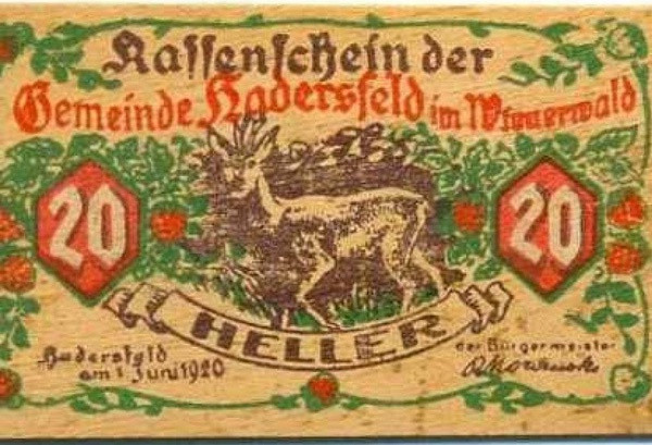Tiền gỗ là một trong những loại kỳ lạ nhất thế giới. Sau Chiến tranh Thế giới I (1918), Đức rơi vào khủng hoảng kinh tế trầm trọng, lạm phát biến động đến mức không thể kiểm soát. Do tình hình tài chính quá bất ổn, nhiều khu vực trên đất nước này đã tự đặt ra đồng tiền riêng cho mình. Họ gọi những đồng tiền này là notgeld (“tiền khẩn cấp” trong tiếng Đức). Hệ thống tiền tệ này có những đặc điểm khá là kỳ lạ: Chúng được làm từ bất cứ nguyên liệu nào người ta có, từ nhôm đến gỗ.