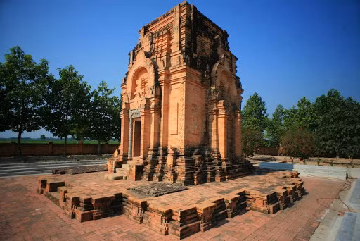 Theo sách "Việt Nam sử lược", trong giai đoạn cực thịnh từ thế kỷ II đến thế kỷ VII, kinh đô của vương quốc cổ Phù Nam có tên Kottinagar, thuộc thị trấn Óc Eo của tỉnh An Giang hiện nay. Ảnh: Báo An Giang.