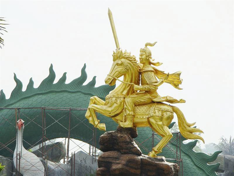 Theo sử sách, Thái úy Lý Thường Kiệt là dũng tướng khôi ngô tuấn kiệt trên chiến trường. Mỗi khi xung trận, ông thường mang theo cây long đao bên mình. Tiếc rằng, đến nay, cây đao đã không còn.