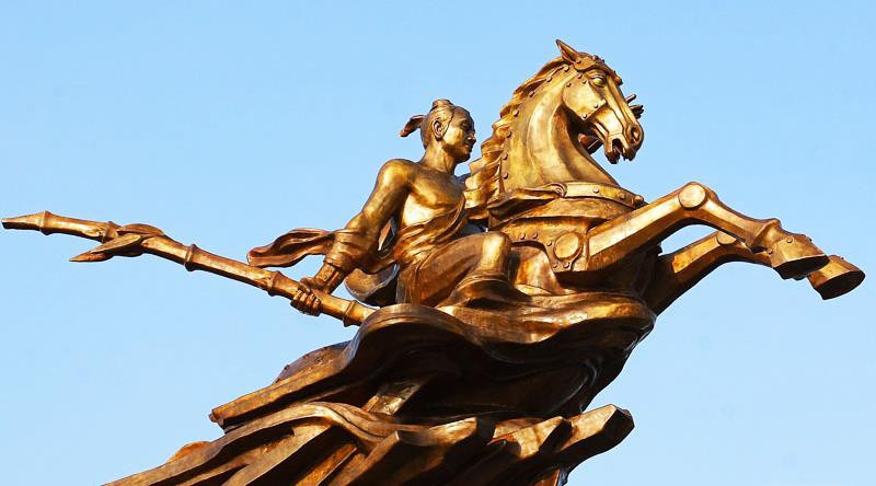 Theo truyền thuyết, trước khi ra trận đánh đuổi giặc Ân xâm lược, Phù Đổng Thiên Vương Thánh Gióng đã nhờ vua rèn cho một con ngựa sắt, một áo giáp sắt, mũ sắt, roi sắt. Roi sắt chính là binh khí của Thánh Gióng.