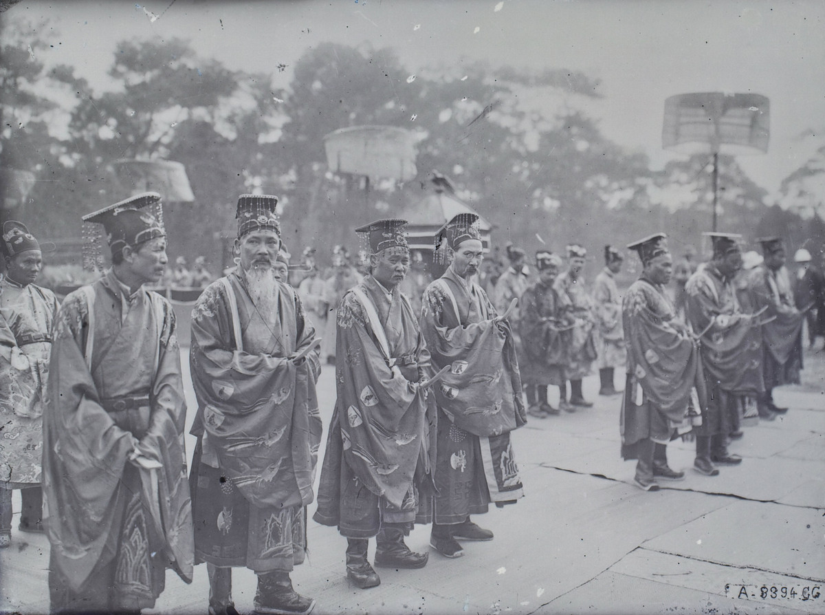 Vua cùng các đại thần triều Nguyễn đều sử dụng trang phục cổn miện được tham khảo từ quy chế của Trung Hoa, và biến đổi để tạo dấu ấn cho vương triều của mình, với những quy định chặt chẽ về hoa văn chương thêu trên áo cổn, số lượng những sợi lưu rủ trước mũ miện. Việc các vua Nguyễn sử dụng áo cổn thêu 12 chương, mũ miện với 12 sợi lưu chỉ dành cho hoàng đế thiên triều theo điển lệ Trung Hoa đã thể hiện sự tự tôn, độc lập, "sánh ngang Bắc quốc" của vương triều Nguyễn.