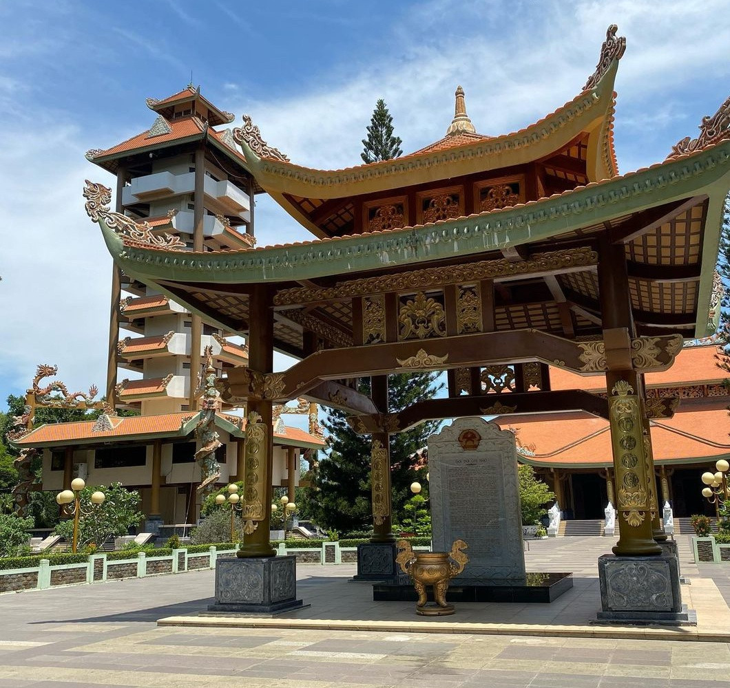 Tại di tích địa đạo Củ Chi có Đền tưởng niệm liệt sĩ Bến Dược. Khu đền gồm các hạng mục như hoa viên, nghi môn, nhà bia, đền thờ, tháp 9 tầng, các tác phẩm thể hiện chủ đề "Sài Gòn - Gia Định kiên cường bất khuất"... Ảnh: Nguyễn Phước.