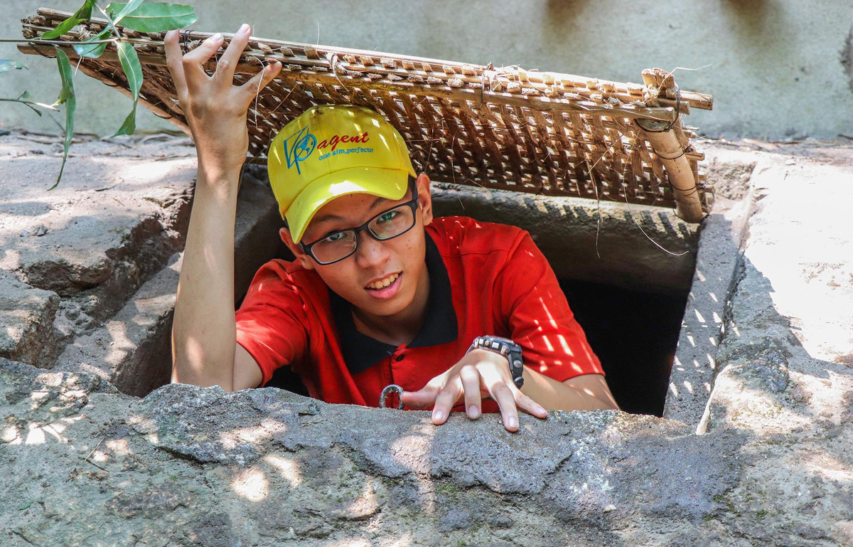 Theo Cổng TTĐT Quảng Nam, tổng chiều dài địa đạo Kỳ Anh khoảng 32 km, chiều rộng 0,5-0,8 m, chiều cao 0,8-1 m, hình dạng ô bàn cờ, quanh co, nhiều ngõ ngách. Một nét độc đáo của địa đạo này là có nhiều đoạn được đào xuyên qua nền nhà dân, qua giếng nước, qua gian bếp... khắp thôn xóm trong toàn xã, tận dụng nhiều yếu tố hỗ trợ tự nhiên. Ảnh: Thanh Đức.