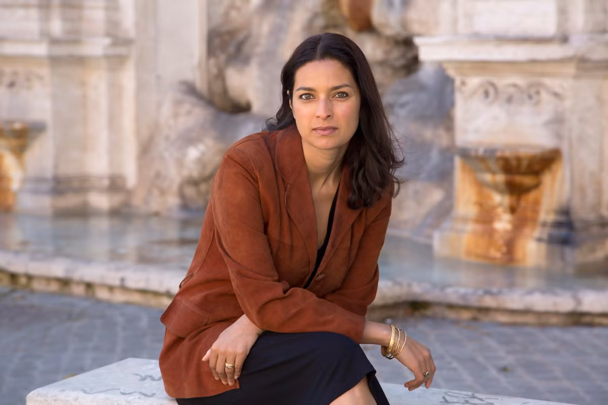 8. Jhumpa Lahiri: Năm 2000, tập truyện ngắn đầu tay của tác giả người Mỹ gốc Ấn Jhumpa Lahiri, Người phiên dịch của Maladies (ra mắt năm 1999), đã giành được giải thưởng Pulitzer cho tác phẩm hư cấu. Các tiểu thuyết và truyện ngắn của bà luôn mang đến câu chuyện mới mẻ, sâu sắc và mang tính nhân văn về trải nghiệm của những người nhập cư Nam Á ở Mỹ. Ảnh: Vogue.