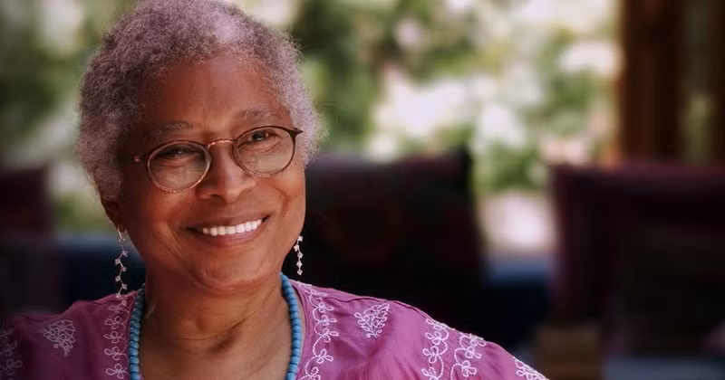 7. Alice Walker: Alice là nhà văn, nhà thơ và cũng là một nhà hoạt động chính trị người Mỹ. Bà được nhớ tới như người phụ nữ da màu đầu tiên giành được giải thưởng Pulitzer danh giá với cuốn tiểu thuyết The Color Purple vào năm 1983. Thông qua các tác phẩm của mình, Alice lan tỏa cái nhìn tích cực, cảm động đối với các chủ đề gai góc như chủng tộc, giới tính. Ảnh: Lithub.