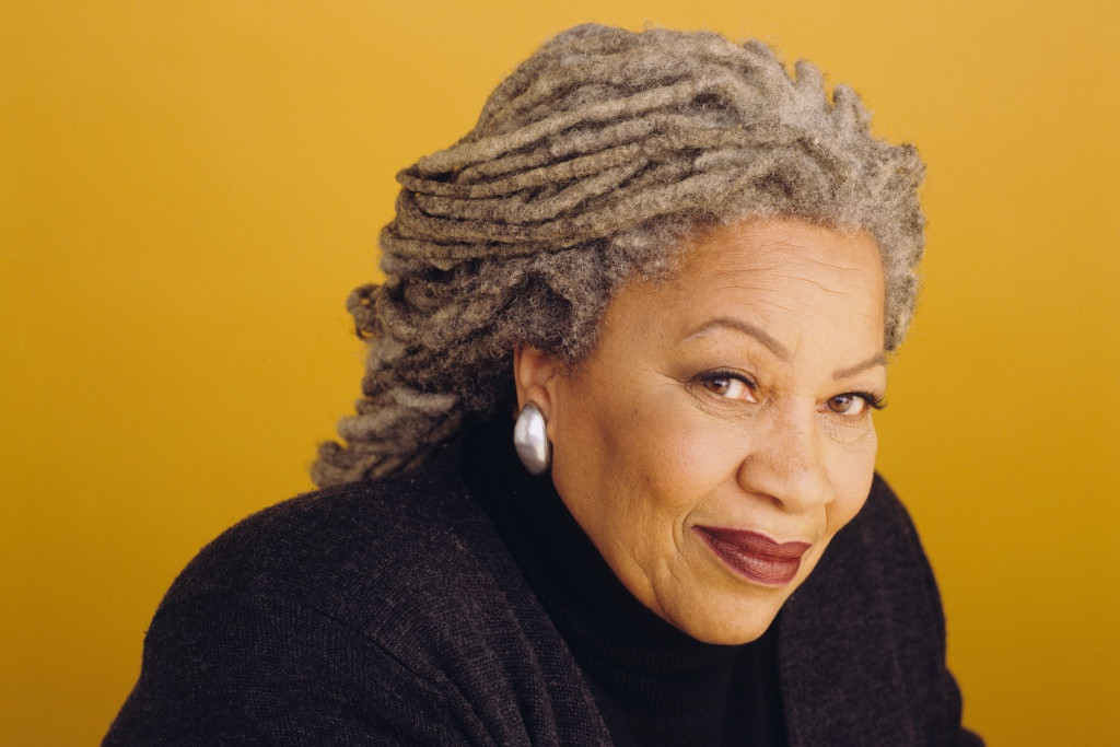 6. Toni Morrison: Bà là một trong số ít các tác giả giành được cả giải Pulitzer, giải thưởng Sách Mỹ lẫn giải Nobel Văn chương. Không chỉ thành công trong lĩnh vực viết lách, Toni Morrison còn được biết đến với nhiều hoạt động vì cộng đồng. Bà tích cực tham gia các phong trào đòi quyền bình đẳng cho phụ nữ cũng như các hoạt động chống phân biệt chủng tộc. Ảnh: Rowling Stones.