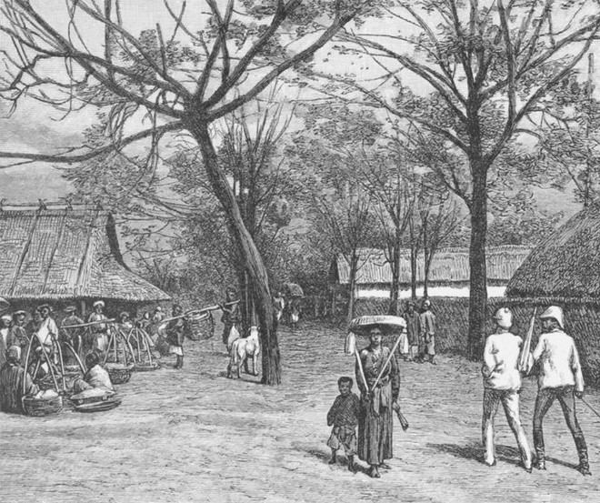 br/> Qua những cuộc hành trình quân sự, ông tường thuật lại những điều mắt thấy tai nghe một cách chân thực. Hình ảnh trên là người qua lại trên lối đi chính của khu nhượng địa.