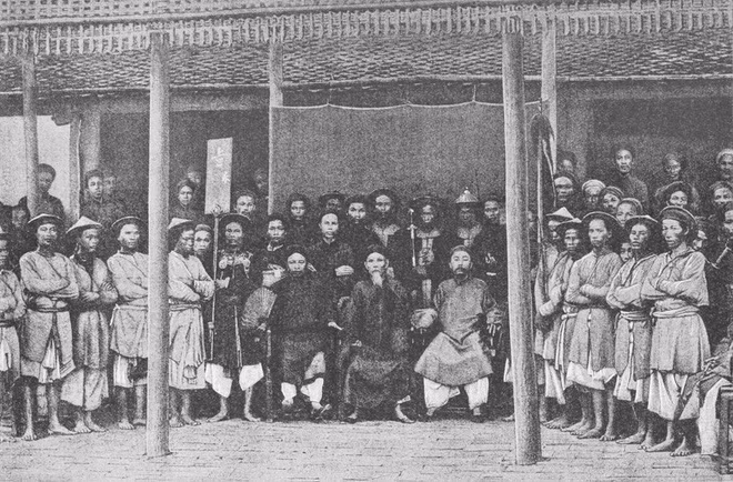 br/> Được diện kiến sứ đoàn do vua An Nam phái đi gặp tướng Millot, Hocquard lưu lại hình ảnh.