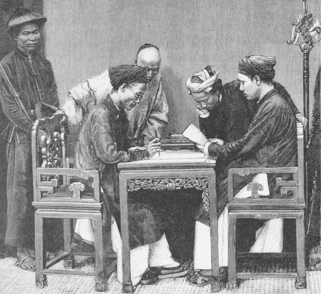 br/> Trong sách Một chiến dịch ở Bắc kỳ, con người chiếm vị trí trung tâm. Trong 225 ảnh của cuốn sách, có hơn 40% lượng ảnh chụp người. Bên cạnh những bức tranh thô mộc mô tả con người là những bức ảnh chụp cô bán hàng ở chợ, người bán thịt rong, thợ khảm, thợ cày, cô bán than, ông lão mù, phu phen, người nông dân xay lúa, thợ gốm, thợ rèn, tổng đốc, sứ thần... Hình trên là các nhà nho ở tòa công sứ.