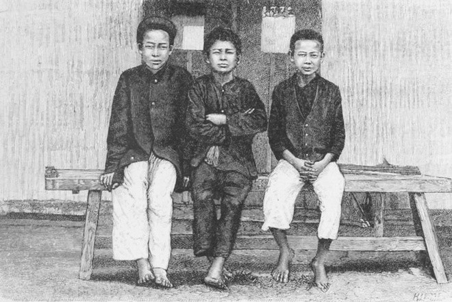 br/> Là thiếu tá quân y, tham gia vào chiến dịch Bắc kỳ nhưng không trực tiếp tham chiến, chính vì vậy trong ký sự của mình, bác sĩ Hocquard chỉ điểm sơ qua các chiến dịch quân sự và ít đi sâu vào chi tiết của nó. Hình ảnh trên là các bồi phục vụ cho người Pháp ở Bắc Kỳ.