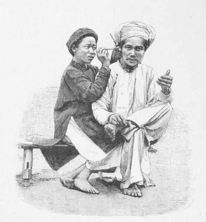 br/> Ông có điều kiện để chụp hình những nơi ông đặt chân đến, những người ông gặp ven đường, hoặc diện kiến... Bức hình trên mô tả người thợ cạo thời bấy giờ.