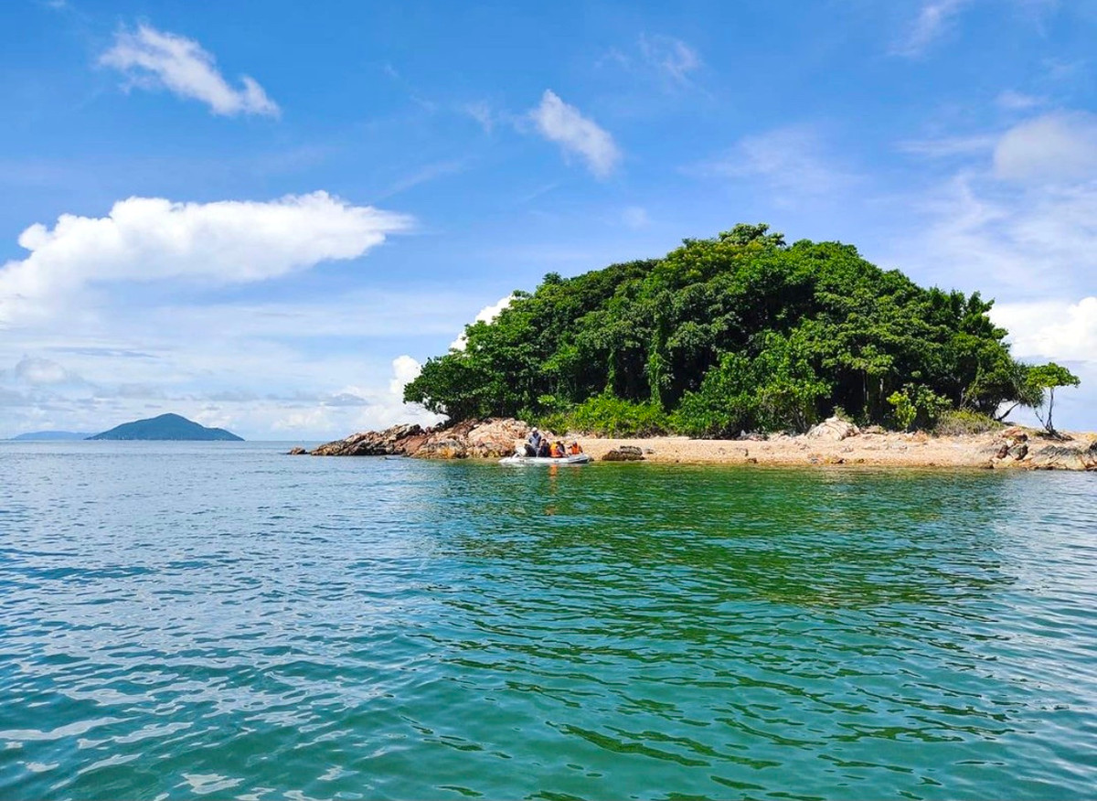 Quần đảo Bà Lụa thuộc vịnh Thái Lan, huyện Kiên Lương, tỉnh Kiên Giang, gồm khoảng 40 đảo lớn, nhỏ. Trong đó, hòn Heo là đảo lớn nhất. Được ví là “tiểu Hạ Long” của phương Nam, du khách đến đây có cơ hội khám phá ba Hòn Đầm (gồm Hòn Đàm Dương, hòn Đước, hòn Giếng), các bãi tắm đẹp hay trải nghiệm cuộc sống của ngư dân và thưởng thức hải sản tươi ngon. Ảnh: Phat_ansel.