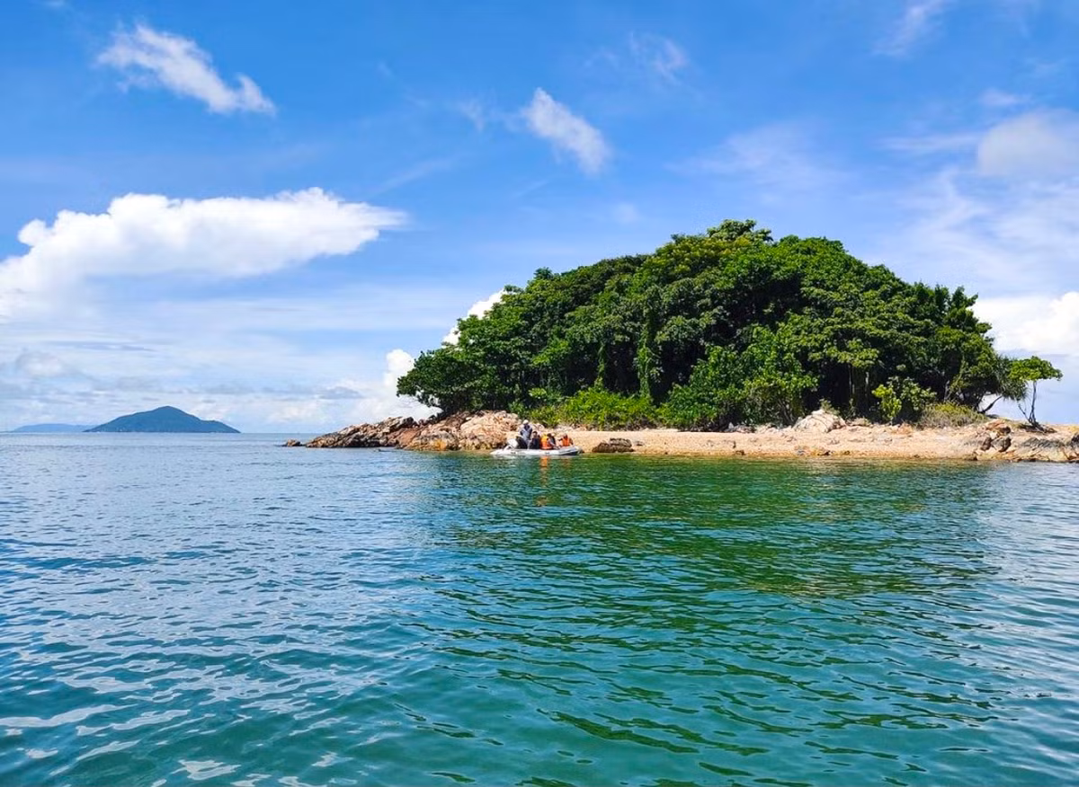 Quần đảo Bà Lụa thuộc vịnh Thái Lan, huyện Kiên Lương, tỉnh Kiên Giang, gồm khoảng 40 đảo lớn, nhỏ. Trong đó, hòn Heo là đảo lớn nhất. Được ví là “tiểu Hạ Long” của phương Nam, du khách đến đây có cơ hội khám phá ba Hòn Đầm (gồm Hòn Đàm Dương, hòn Đước, hòn Giếng), các bãi tắm đẹp hay trải nghiệm cuộc sống của ngư dân và thưởng thức hải sản tươi ngon. Ảnh: Phat_ansel.