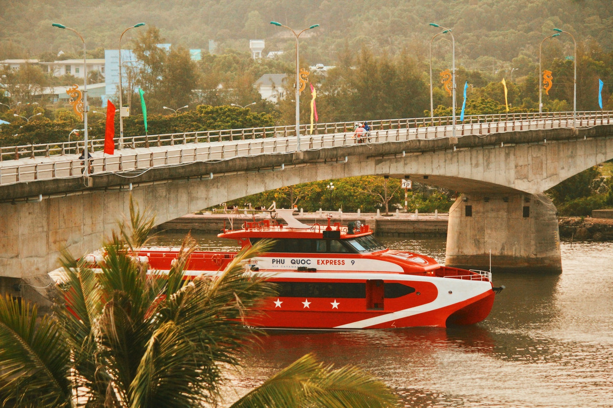 Quần đảo Hà Tiên có tên gọi khác là Hải Tặc bởi cướp biển từng hoành hành khu vực này vào khoảng cuối thế kỷ 17 – đầu thế kỷ 18. Quần đảo này nằm cách đất liền gần 28 km. Du khách mất khoảng 30 phút để di chuyển bằng tàu cao tốc từ thành phố Hà Tiên hoặc có thể đi tàu cao tốc từ đảo Phú Quốc sang đảo Hải Tặc. Đây là nơi lý tưởng để bạn hòa mình cùng khung cảnh hoang sơ và những trải nghiệm về cuộc sống làng chài. Ảnh: Nguyễn Hoàn Hảo.