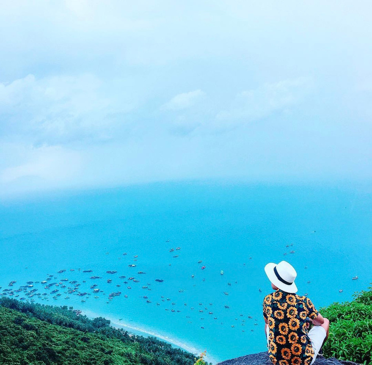 Đỉnh Ma Thiên Lãnh là một trong 7 đỉnh núi ở đảo Hòn Sơn, thuộc xã Lại Sơn, huyện Kiên Hải, tỉnh Kiên Giang. Theo Cổng TTĐT huyện Kiên Hải, đỉnh Ma Thiên Lãnh cao khoảng 450 m so với mực nước biển. Nơi đây thường có mây mù che phủ, trên đỉnh còn có một tảng đá bằng phẳng, với phong cảnh xung quanh rất đẹp nên gọi là Sân Tiên. Ảnh: Killian.tran.