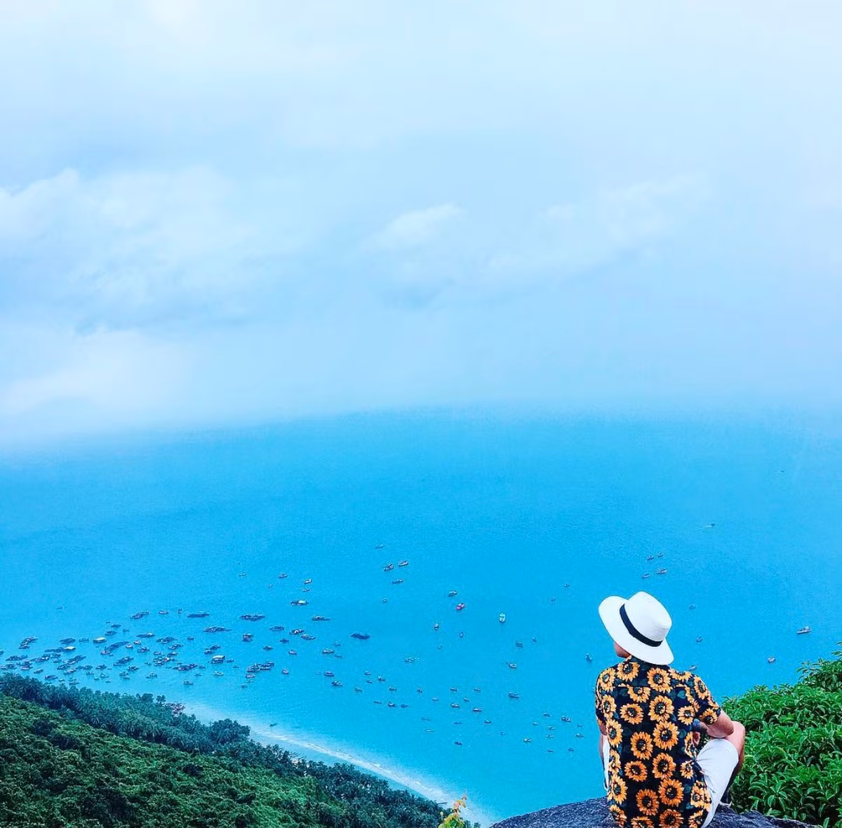 Đỉnh Ma Thiên Lãnh là một trong 7 đỉnh núi ở đảo Hòn Sơn, thuộc xã Lại Sơn, huyện Kiên Hải, tỉnh Kiên Giang. Theo Cổng TTĐT huyện Kiên Hải, đỉnh Ma Thiên Lãnh cao khoảng 450 m so với mực nước biển. Nơi đây thường có mây mù che phủ, trên đỉnh còn có một tảng đá bằng phẳng, với phong cảnh xung quanh rất đẹp nên gọi là Sân Tiên. Ảnh: Killian.tran.