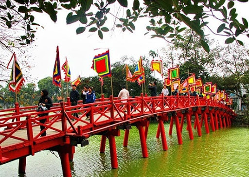 Cầu hướng về phía đông, về phía Mặt Trời mọc, cầu Thê Húc được sơn màu đỏ, tượng trưng cho màu của Mặt Trời, màu của sự sống, may mắn và hạnh phúc, theo quan niệm của người Á Đông.