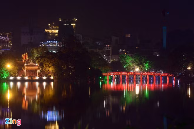 Cầu Thê Húc ban đầu gồm 15 nhịp, 32 chân cột gỗ tròn xếp thành 16 đôi, mặt cầu lát ván, thành sơn màu đỏ sẫm, chữ Thê Húc được thếp vàng. Do hư hỏng nặng, năm 1952, cầu cũ bị phá bỏ, cầu mới được xây dựng với thiết kế như cầu cũ nhưng độ cong lớn hơn. 16 hàng cọc được giữ nguyên. Các dầm ngang và dọc đúc bằng bê tông, mặt cầu và thành cầu vẫn là gỗ.