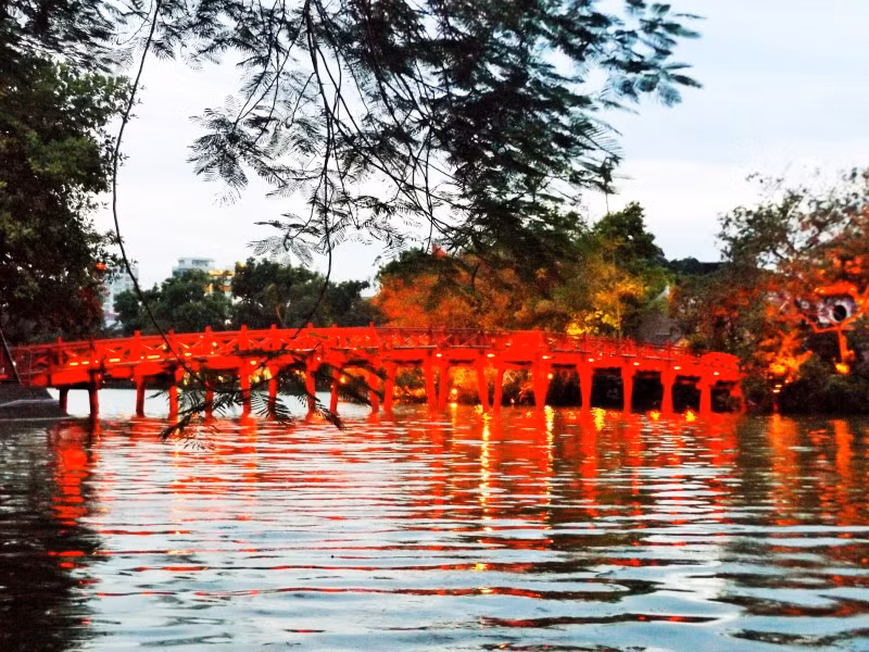 Người đầu tiên có công xây dựng cầu Thê Húc là danh nhân Nguyễn Văn Siêu (1799-1872). Ông là một trong những nhà thơ, danh nhân nổi tiếng nhất triều Nguyễn. Sau khi cây cầu được xây dựng, Nguyễn Văn Siêu đặt tên là Thê Húc với ý nghĩa: "Nơi lưu lại ánh sáng" hay "Ngưng tụ hào quang".