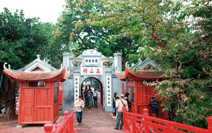 Cầu Thê Húc được danh nhân Nguyễn Văn Siêu cho xây dựng để nối bờ với đền Ngọc Sơn nằm trên hồ Hoàn Kiếm. Đền Ngọc Sơn hiện là một trong những di tích quốc gia đặc biệt của nước ta.