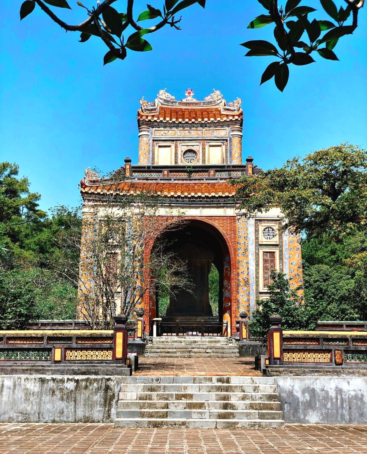 Lăng Tự Đức tọa lạc trong một thung lũng hẹp thuộc làng Dương Xuân Thượng, tổng Cư Chánh (nay là thôn Thượng Ba, xã Thủy Xuân, thành phố Huế). Xung quanh lăng là đồi thông xanh mát và những con sông, hồ nhỏ uốn lượn hiền hòa. Khi mới khởi công xây dựng, vua Tự Đức lấy tên Vạn Niên Cơ đặt cho công trình. Sau khởi nghĩa Chày Vôi, vua cho đổi tên công trình thành Khiêm Cung và khi vua mất gọi là Khiêm Lăng. Ảnh: _Linhlinh57.