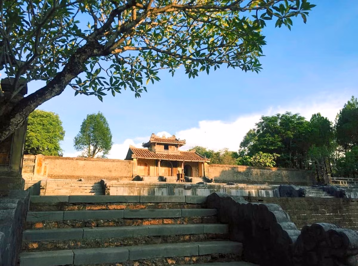 Lăng Thiệu Trị (hay còn gọi là Xương Lăng) sở hữu kiến trúc độc đáo, khác biệt. Đây là lăng duy nhất quay mặt về hướng Tây Bắc, một hướng ít được dùng trong kiến trúc cung điện và lăng tẩm thời nhà Nguyễn. Công trình này được xây dựng từ 11/2/1848 và trong vòng chưa đầy 10 tháng đã hoàn thành. Ảnh: Gain.II.