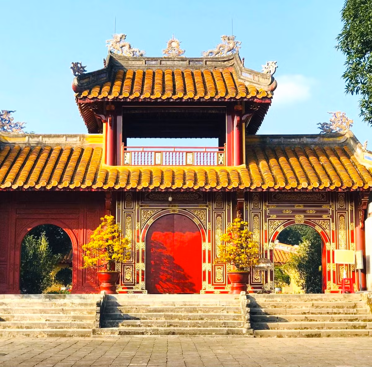 Lăng Gia Long (hay Thiên Thọ Lăng) là nơi an nghỉ của vị vua triều Nguyễn đầu tiên. Đây cũng là lăng nằm ở vị trí xa nhất so với trung tâm thành phố Huế. Không gian nơi này tĩnh lặng và đầy chất thơ, quanh năm không khí mát lành. Dù kiến trúc và bố cục lăng có phần đơn giản, vẻ đẹp của những bậc tam cấp phủ rêu phong, hồ sen nở rộ và đồi thông thơ mộng tại điểm đến này sẽ không làm bạn thất vọng. Ảnh: Danangprivatetours.