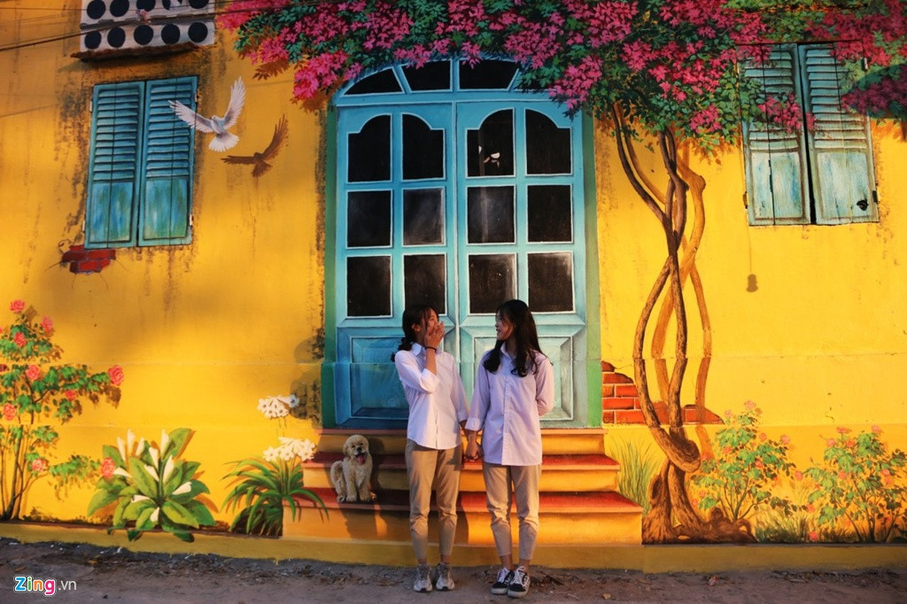 Cả 3 huyện Chương Mỹ, Gia Lâm, Phú Xuyên ở thủ đô Hà Nội hiện nay đều có 2 thị trấn. Trong đó, huyện Chương Mỹ có 2 thị trấn là Chúc Sơn và Xuân Mai; huyện Gia Lâm có 2 thị trấn Trâu Quỳ, Yên Viên; huyện Phú Xuyên có 2 thị trấn Phú Xuyên và Phú Minh. Ngoài ra, huyện Mê Linh cũng có 2 thị trấn Phúc Xuyên, Xuân Hòa.